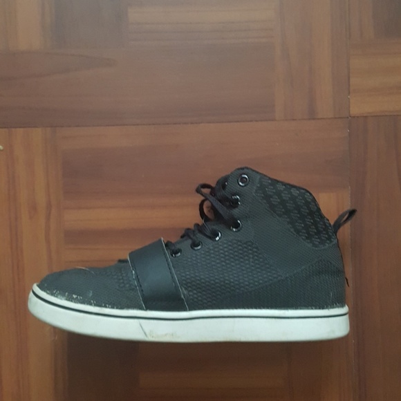 Shoes - Picture 2 of 4